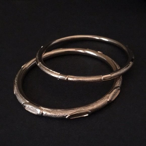 Pair of golden Bangles - Picture 2 of 7
